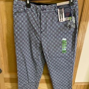 Medallion print navy capris